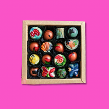Afbeelding in Gallery-weergave laden, Aanbieding! Bonbons Medium plus Kookboek “Proef de liefde” t.w.v. €19,95