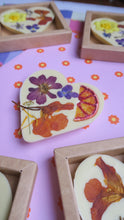 Afbeelding in Gallery-weergave laden, Hart bloemenreep witte chocolade
